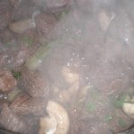 Når løg og champignoner har brunet lidt med, krydr da med salt, peber og timian.