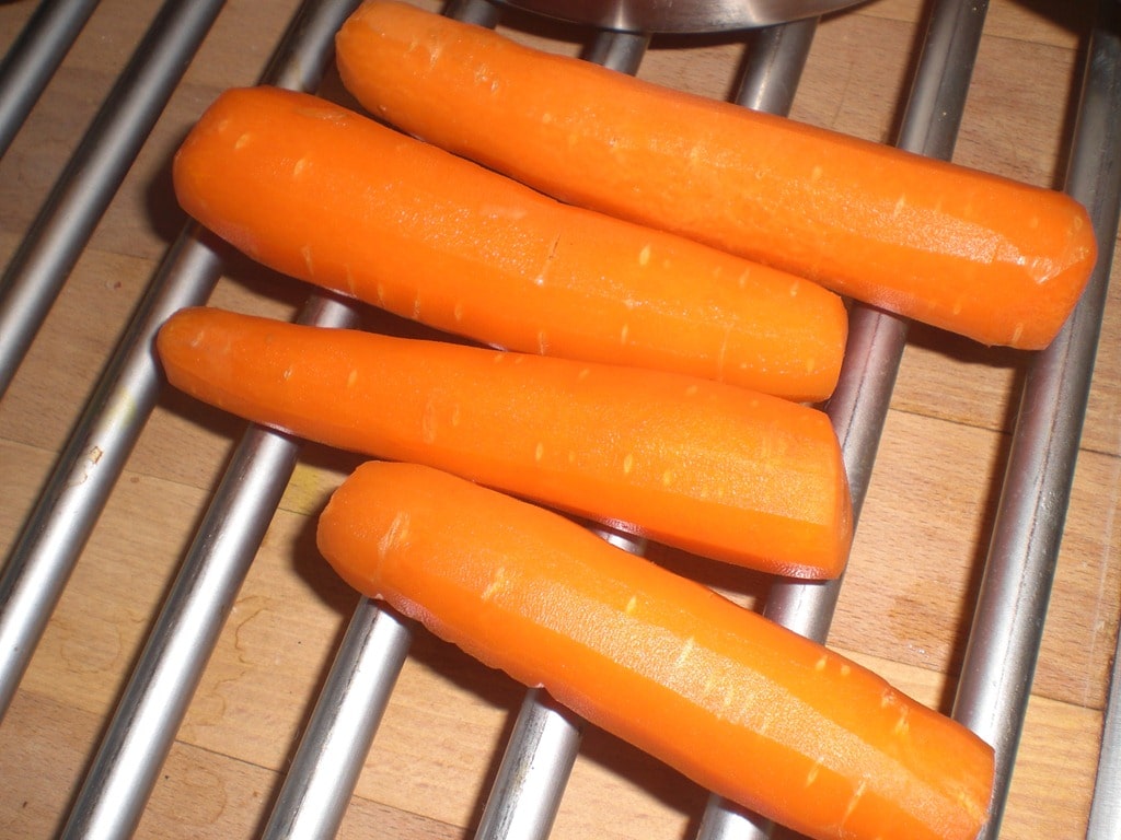 Skræl gulerødderne.