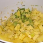 Tilsæt mango og avocado i tern.