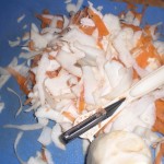 Skær gulerødder og pastinak i strimler.