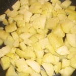 Steg kartoflerne i margarinen.