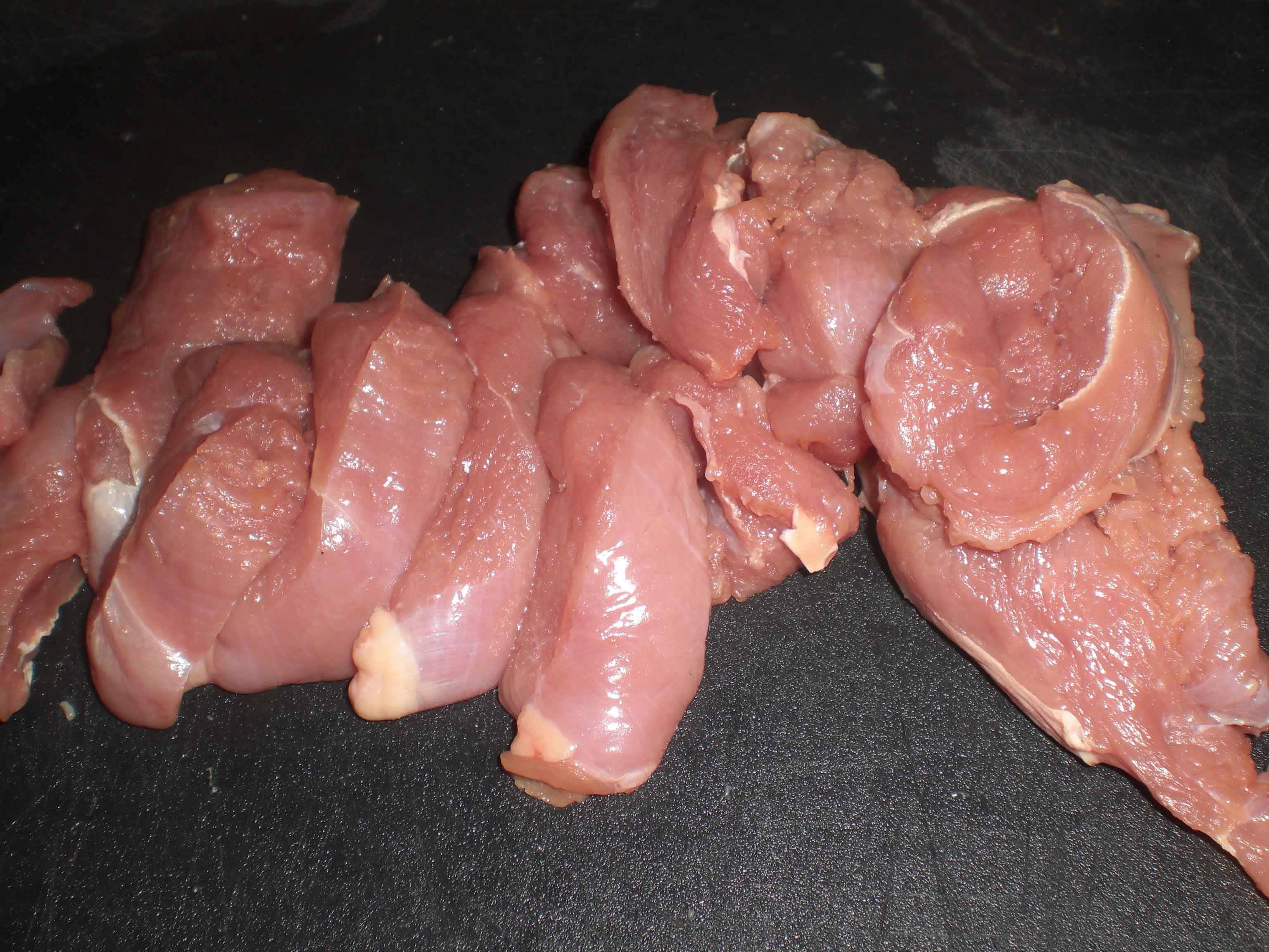 Skær kødet i 2 cm brede strimler.