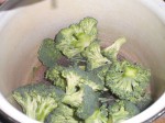 Skær broccolien i buketter.