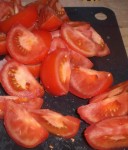 Skær tomaterne i både.