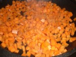Rist gulerødder, chili og garam masala i olie.