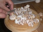 Skær champignonerne i mindre stykker.