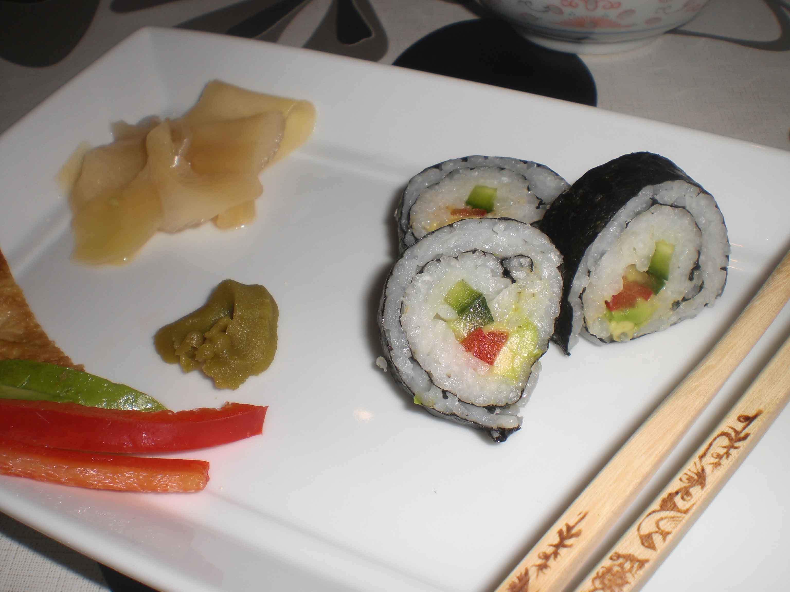 Servér sushi med ingefær, wasabi og soyasauce.