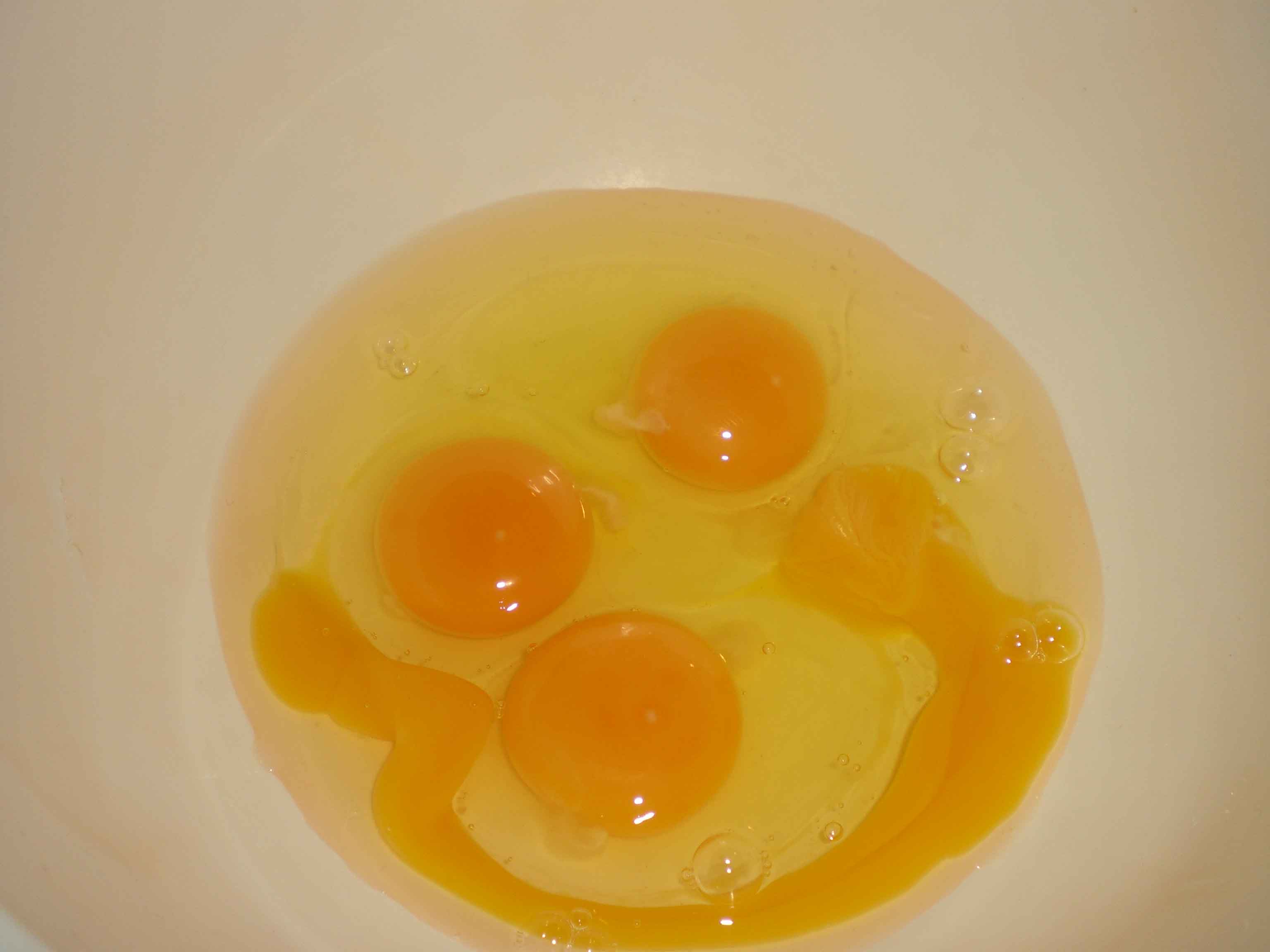 Pisk æggene sammen med soaysauce og sukker.