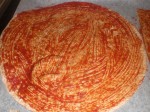 Smør tortillaen med tomatpasta.