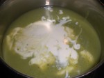 Kog suppen op med fløden.