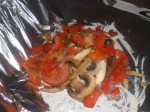 Fordel champignoner, peberfrugt, tomater og løg på bøfferne.