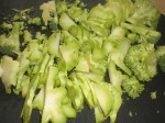 Skær broccoli i mindre stykker.