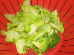 Lad broccolien dryppe af og køle af.