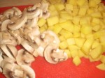Skær champignoner og kartofler i mindre stykker.