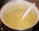 Tilsæt æble, kød, bouillon, vand og fløde, og smag til med karry.