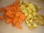 Skær kartoflerne i tern, og gulerødderne i tykke, skrå striber.