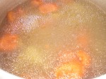 Kog kartofler og gulerødder i suppen.