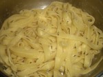 Rør pasta med kommen og margarine.