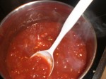 Bland ingredienserne til tomatsovsen.