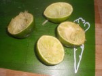 Tilsæt saften fra 2 limefrugter.