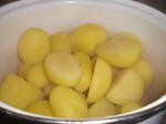 Servér med kogte kartofler.