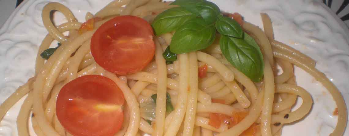 Spaghetti med tomat og basilikum