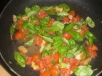 Tilsæt basilikum og tomat.