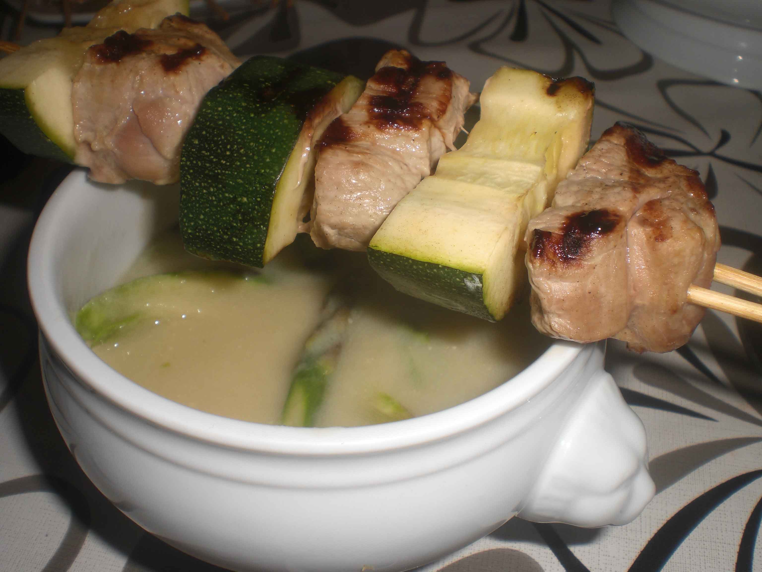 Aspargessuppe med grillspyd og naanbrød