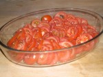 Skær tomaterne i skiver, og læg dem i et fad.