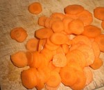 Skær gulerødderne i mindre stykker.