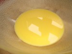 Pres citronsaften ned i æggeblommerne.