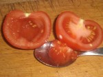 Fjern tomatkernerne.