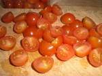 Halver tomaterne.
