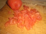 Skær tomater i tern.