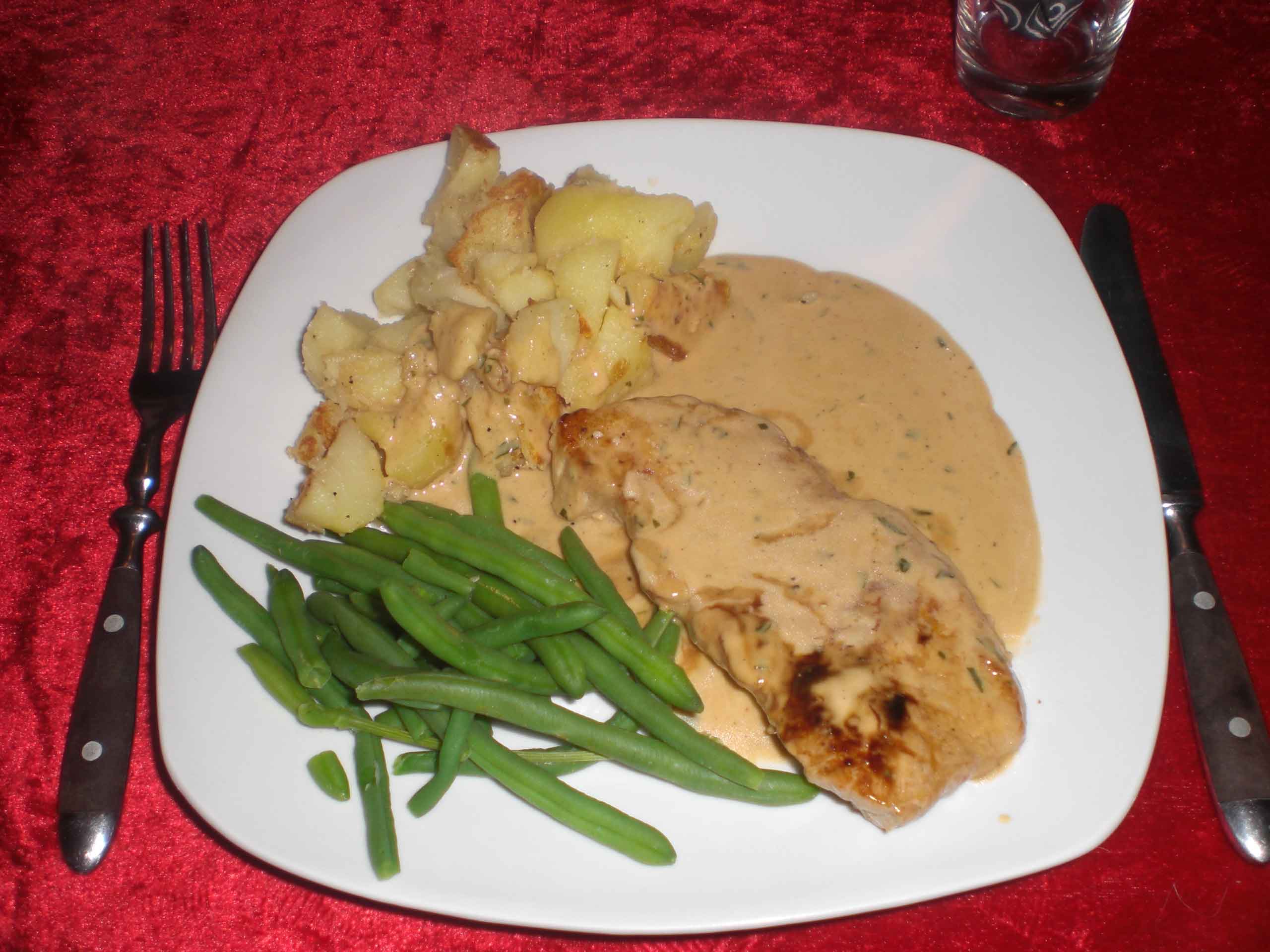 Skinkeschnitzler i senneps- og estragonsovs