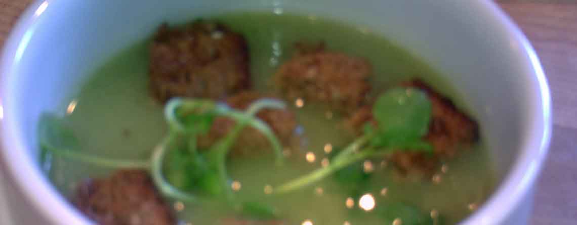Suppe med brøndkarse og croutoner