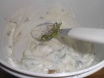 Bland yoghurt med mynte, salt og peber.