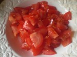 Skær tomaterne i mindre stykker.