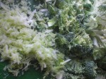 Skær broccoli i skiver, og riv stokken.