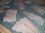 Skær fisken i passende stykker, og krydr med salt og peber.
