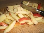 Skær æblerne i stave.