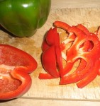 Skær peberfrugten i strimler.