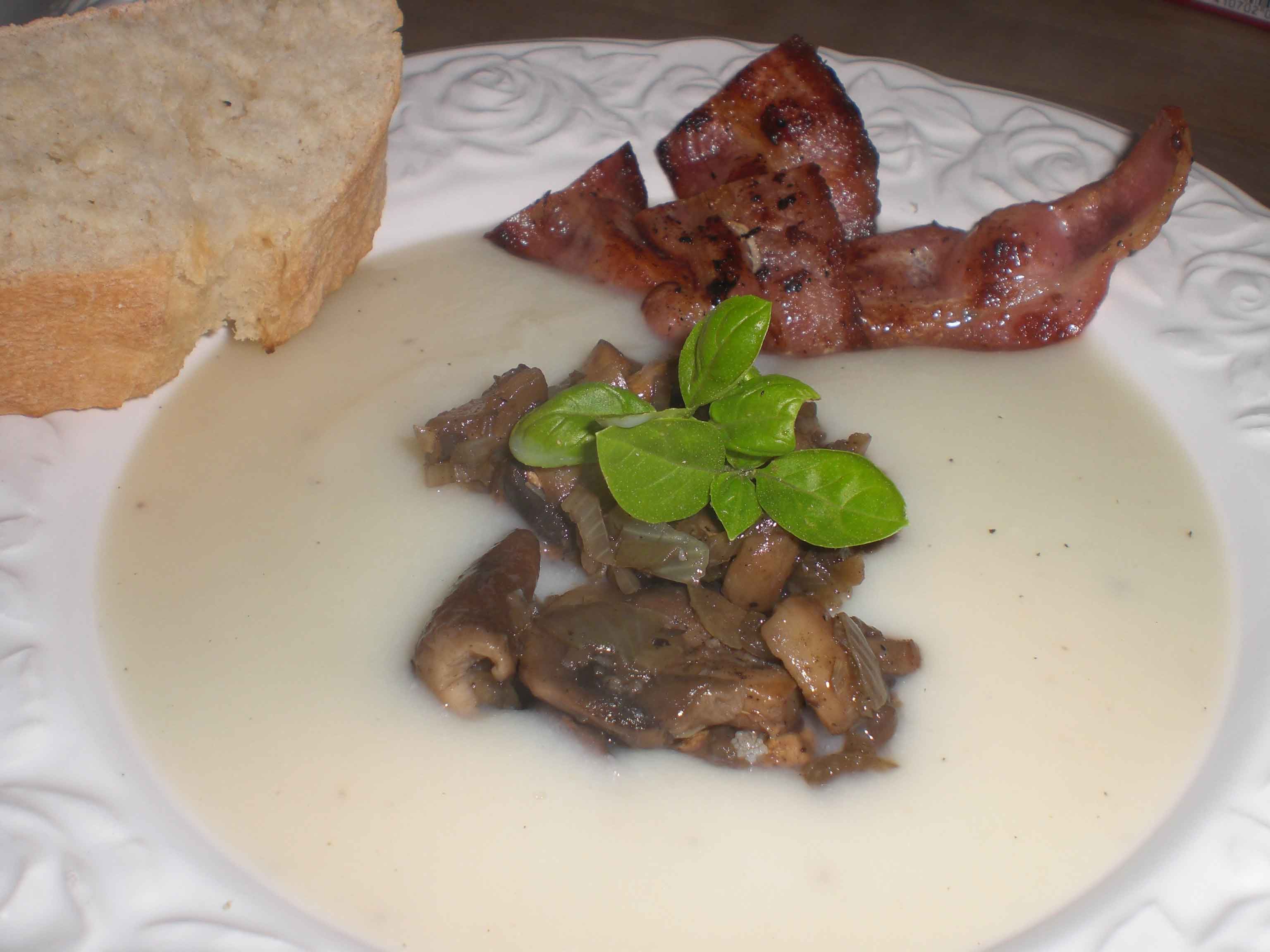 Blomkålssuppe med ristede svampe og bacon