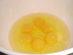 Pisk æg med salt og peber.