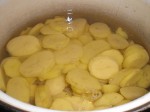Kog kartoffelskiverne i 5 minutter.