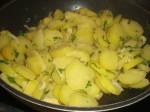 Tilsæt kartofler og rucolasalat.
