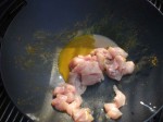 Tilsæt kyllingekødet, når soyasauce, olie og vand er kogt lidt ned.