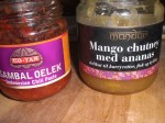 Smag til med sambal oelek og mangochutney.