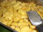 Riv citronskal over kartoflerne.
