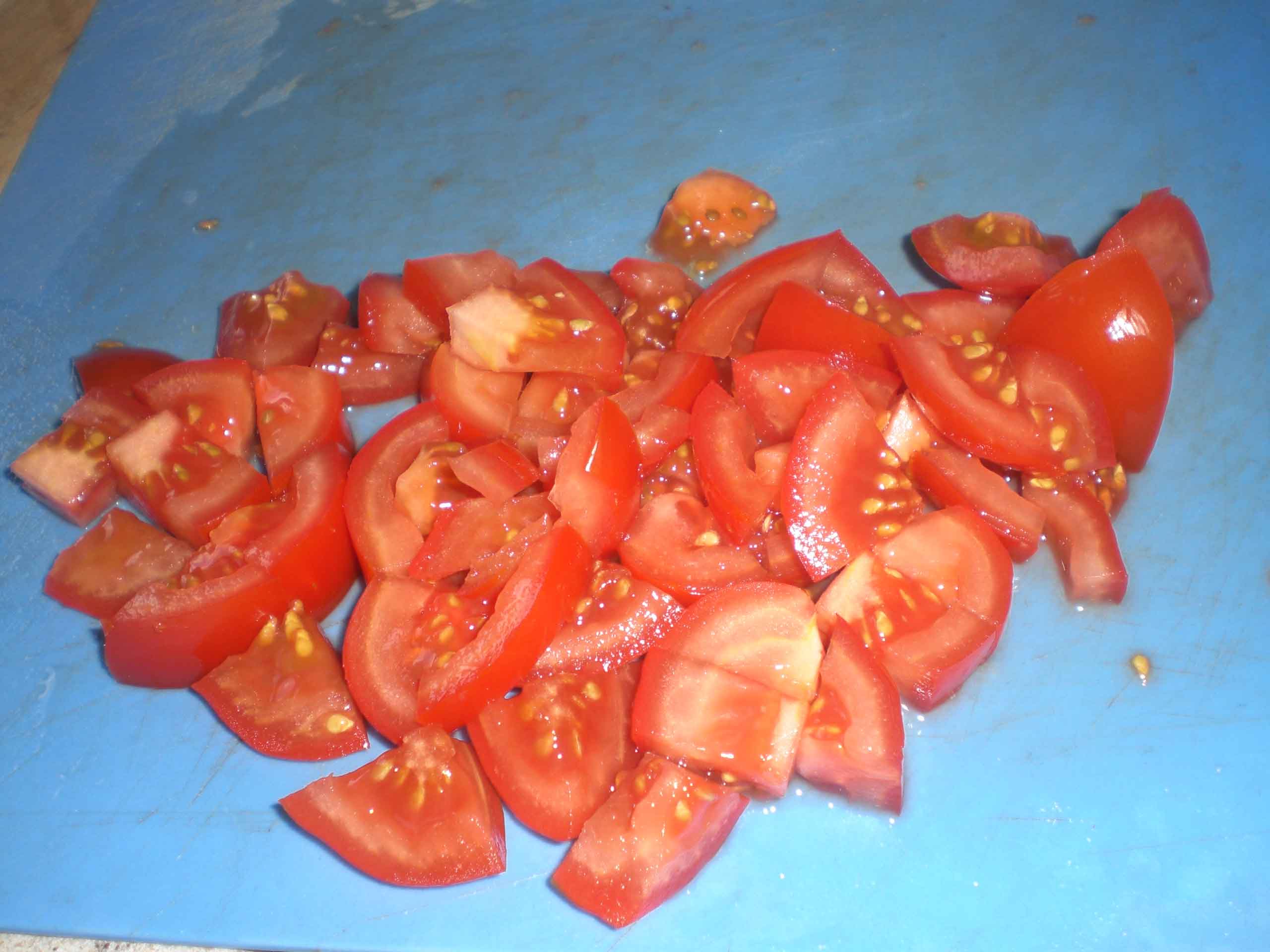 Skær tomaterne i tern.